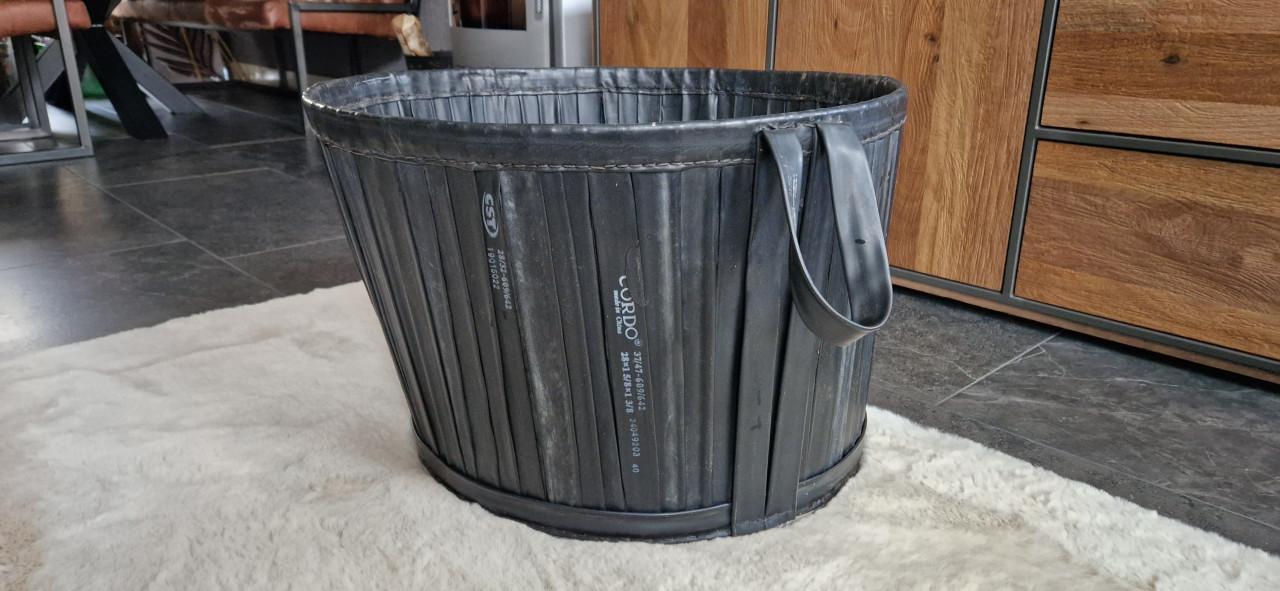 Grote handgemaakte mand van fietsbanden