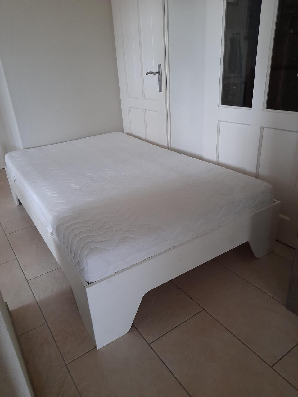 Massief houten bed met netjes en schoon matras 120 x 200 (in nette staat )
