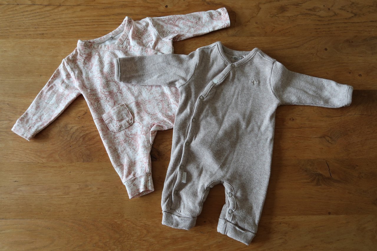 Baby rompertjes, truitjes en box pakjes alles in maatje 44 en z.g.a.n.