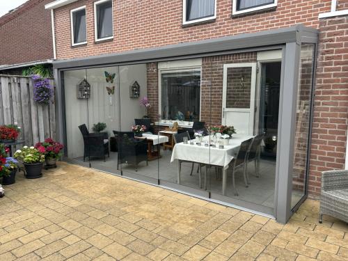 Ter overname 5 glazen schuifwanden voor veranda