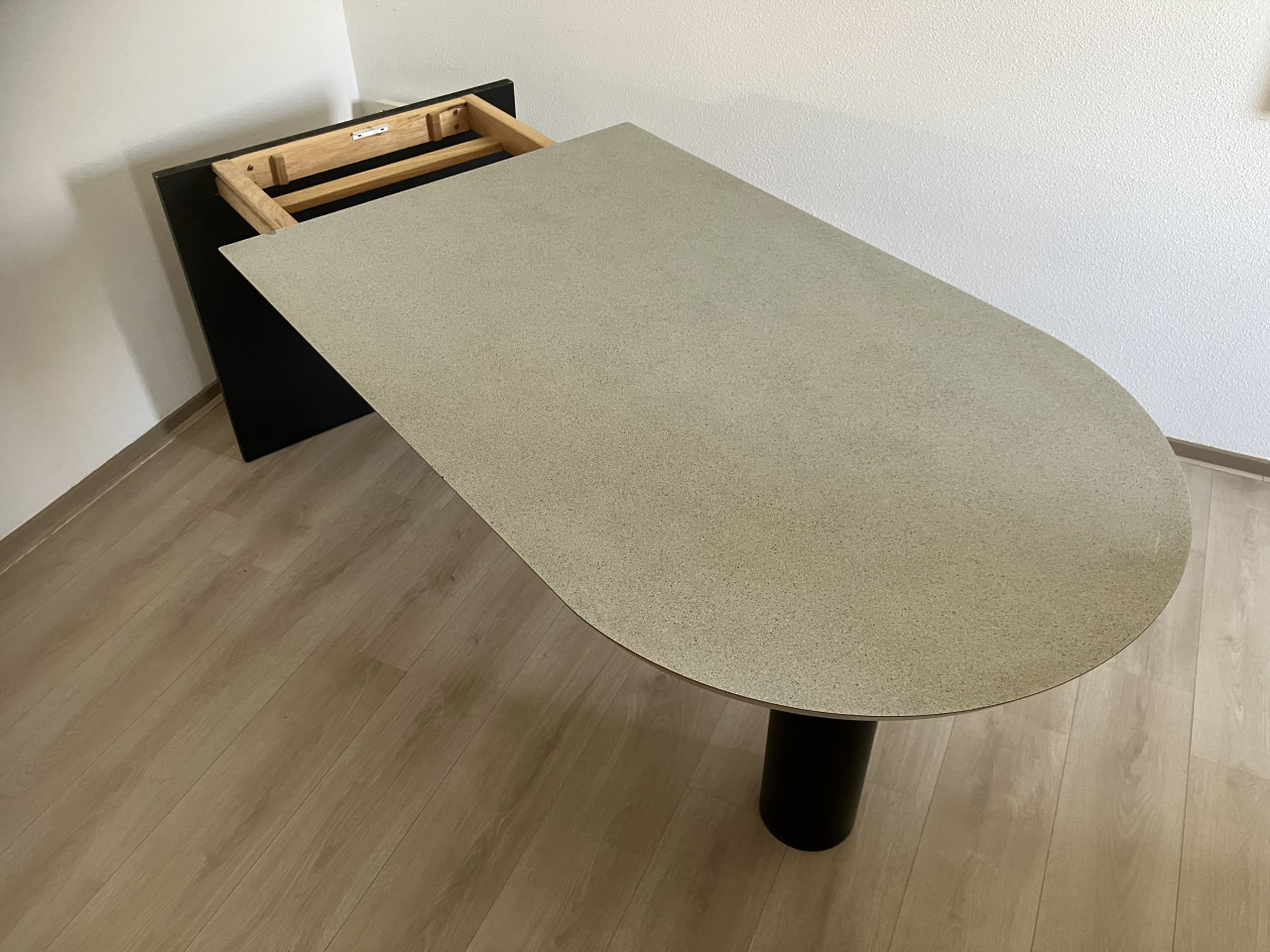 Eetkamertafel met uitschuifbaar passtuk