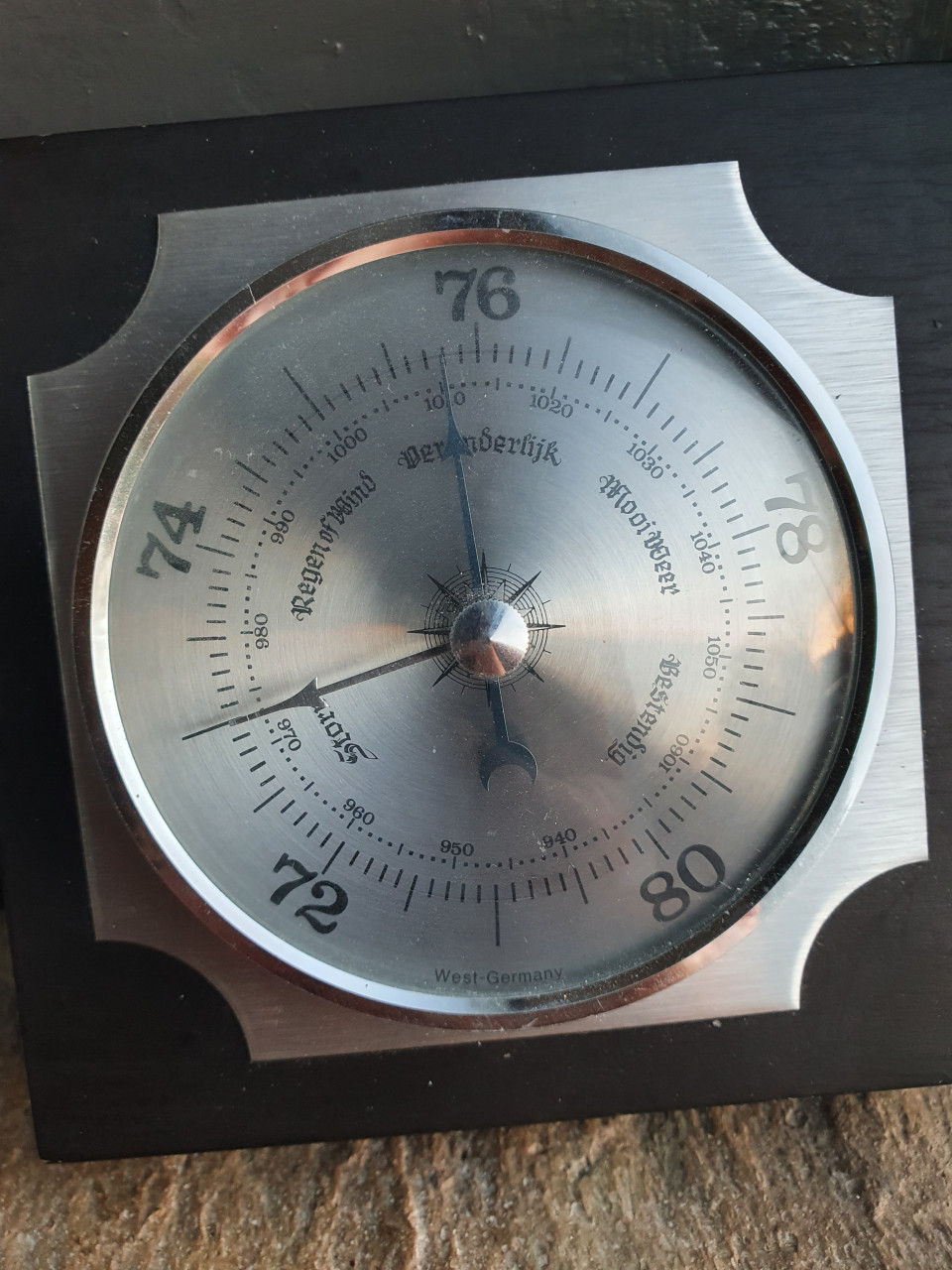 Mooi antiek metalen barometer, kleur zilver in mooie werkende staat....