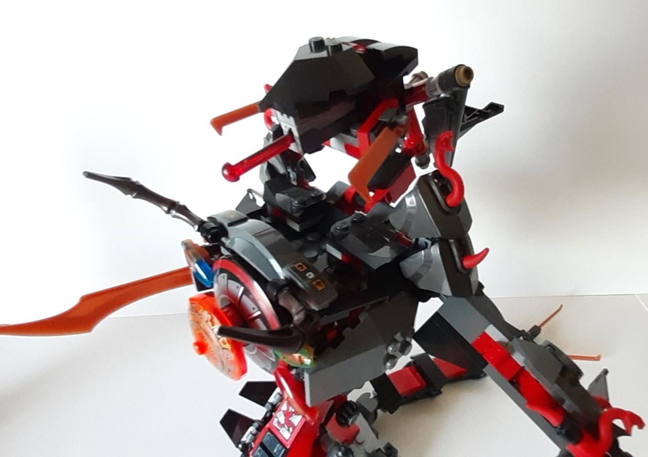 LEGO Ninjago 70626: De Komst van de Iron Doom