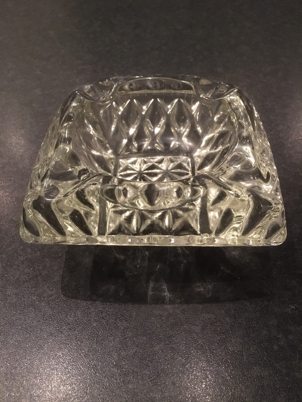 Glazen asbak, vierkant 11,5 cm en 5 cm hoog