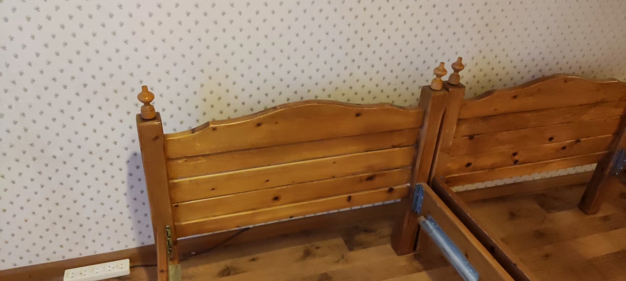 2x grenen bed ombouw 90 x 200 (zonder bedbodem of matras)