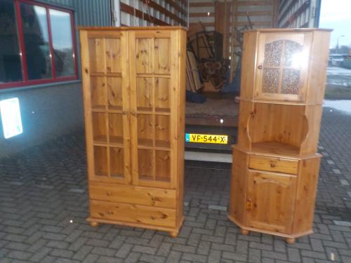 Massief grenen vitrine kast met 2 laden in zeer goede staat