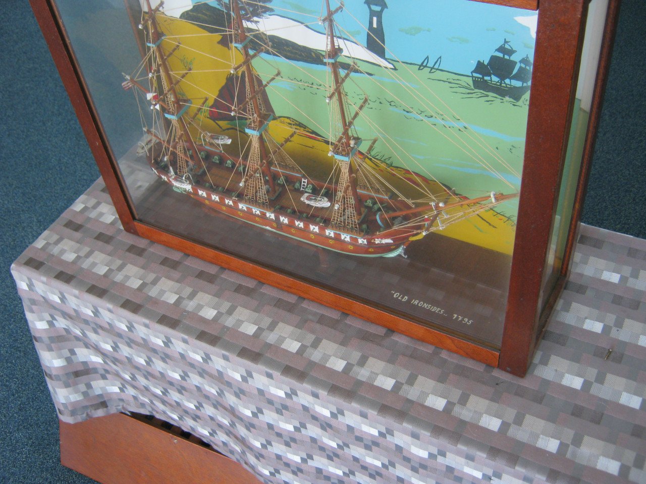 Scheepsmodel in vitrine.