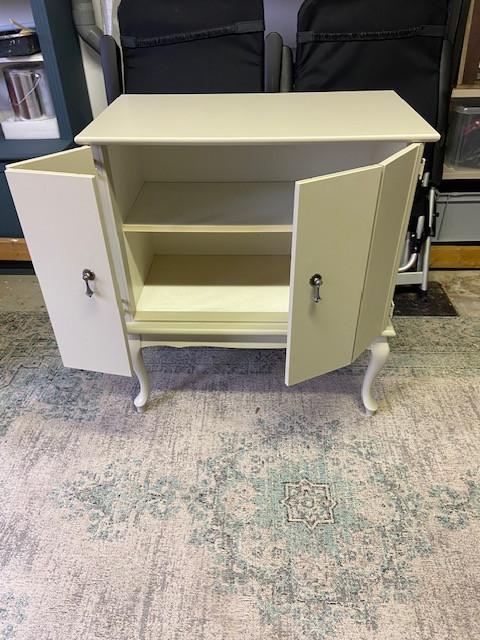 Apart kastje met dubbel scharnierende deuren