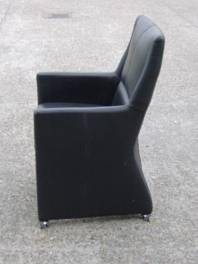 2 leren eetkamerstoelen op wieltjes