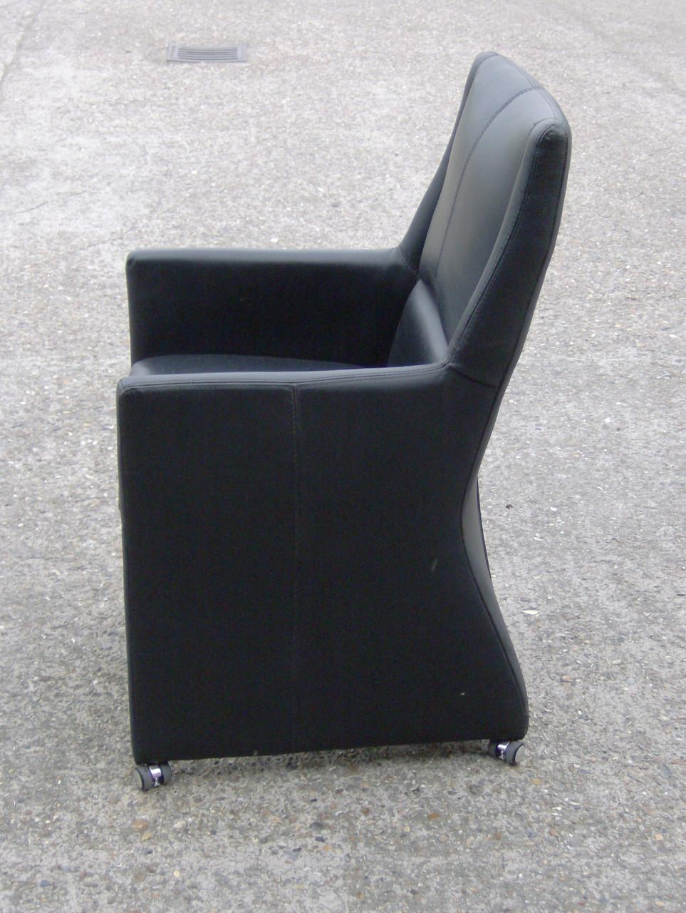 2 leren eetkamerstoelen op wieltjes