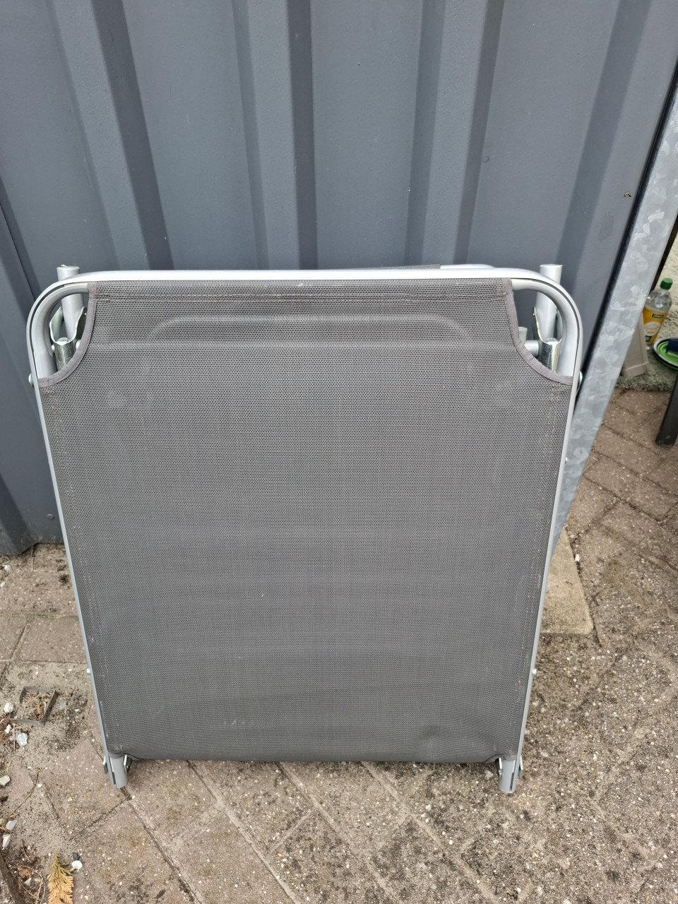 Ligbed met zonneluifel