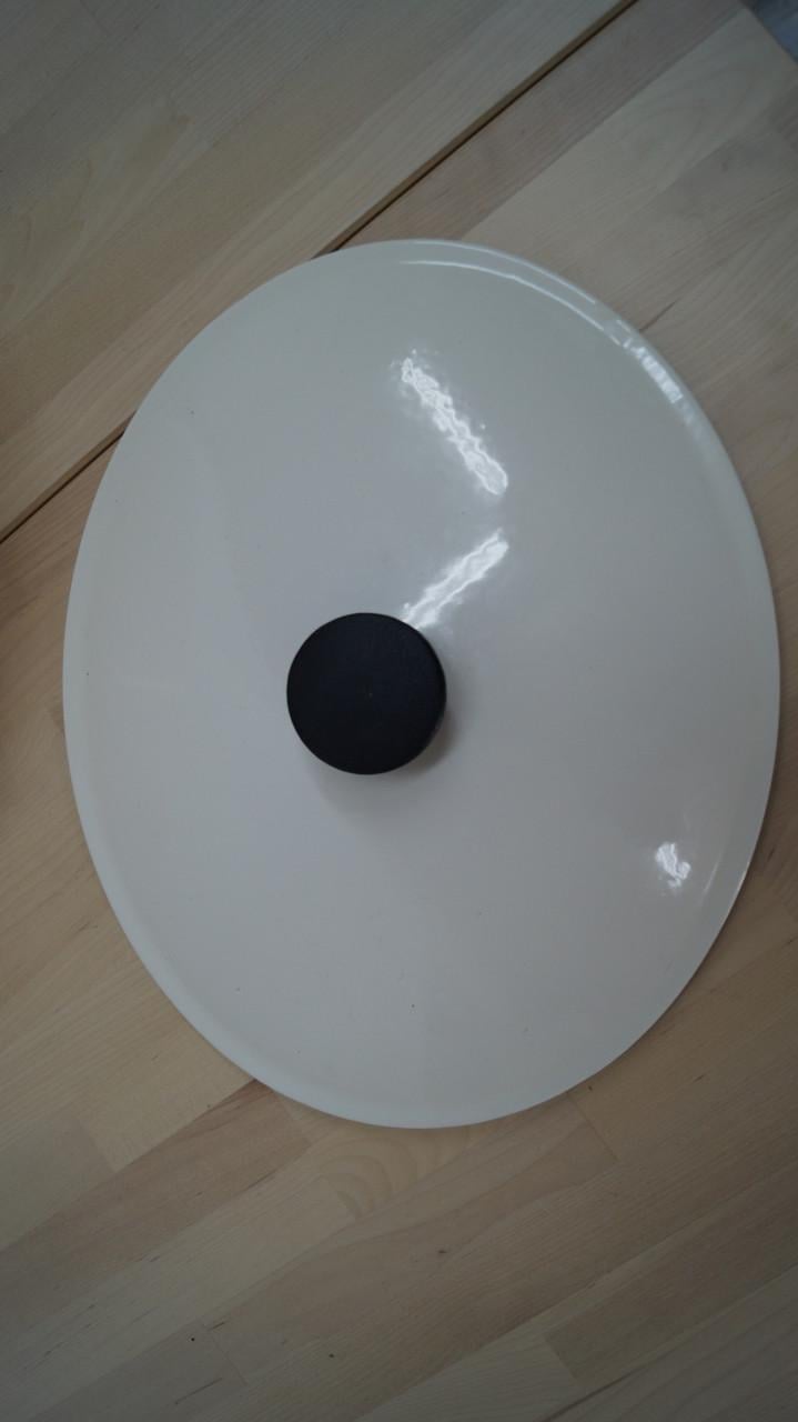 Witte ovale gietijzeren braadpan van IKEA.