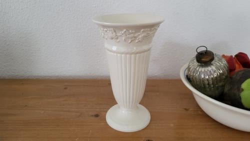 Wedgwood embossed Queen's Ware vaas h 17 cm