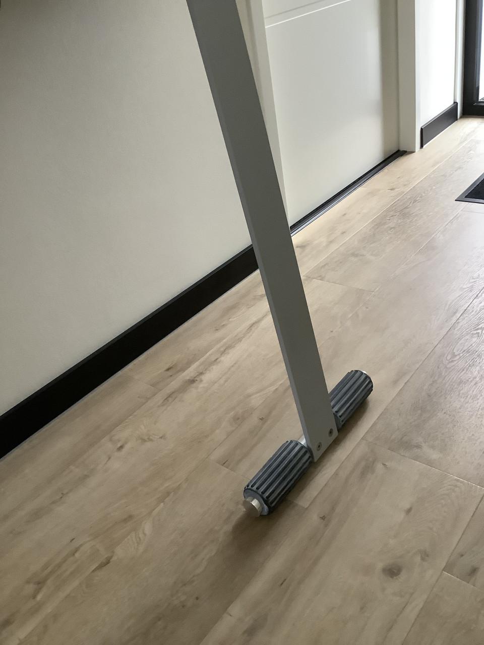 Kapstok met 5 kledinghangers