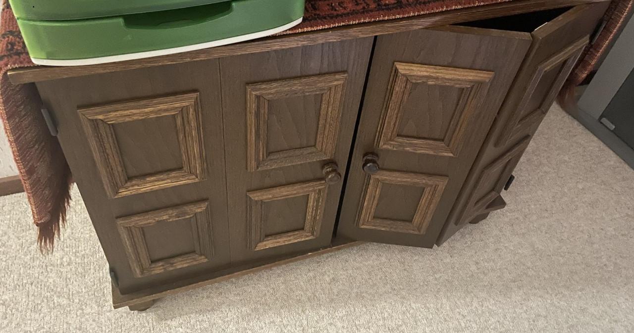 Donker eiken kastje met vouwdeurtjes
