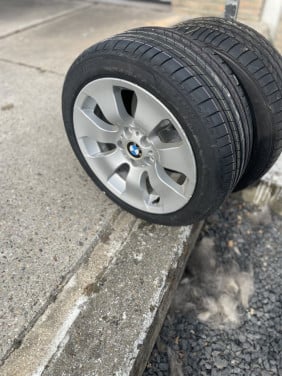 17 inch set velgen met nieuwe winterbanden voor BMW 5 serie