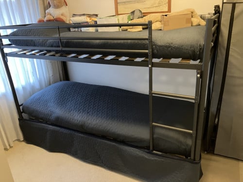Antraciet stapelbed 207x95. Kan ook als 2. 1 persoonsbedden gebruikt worden
