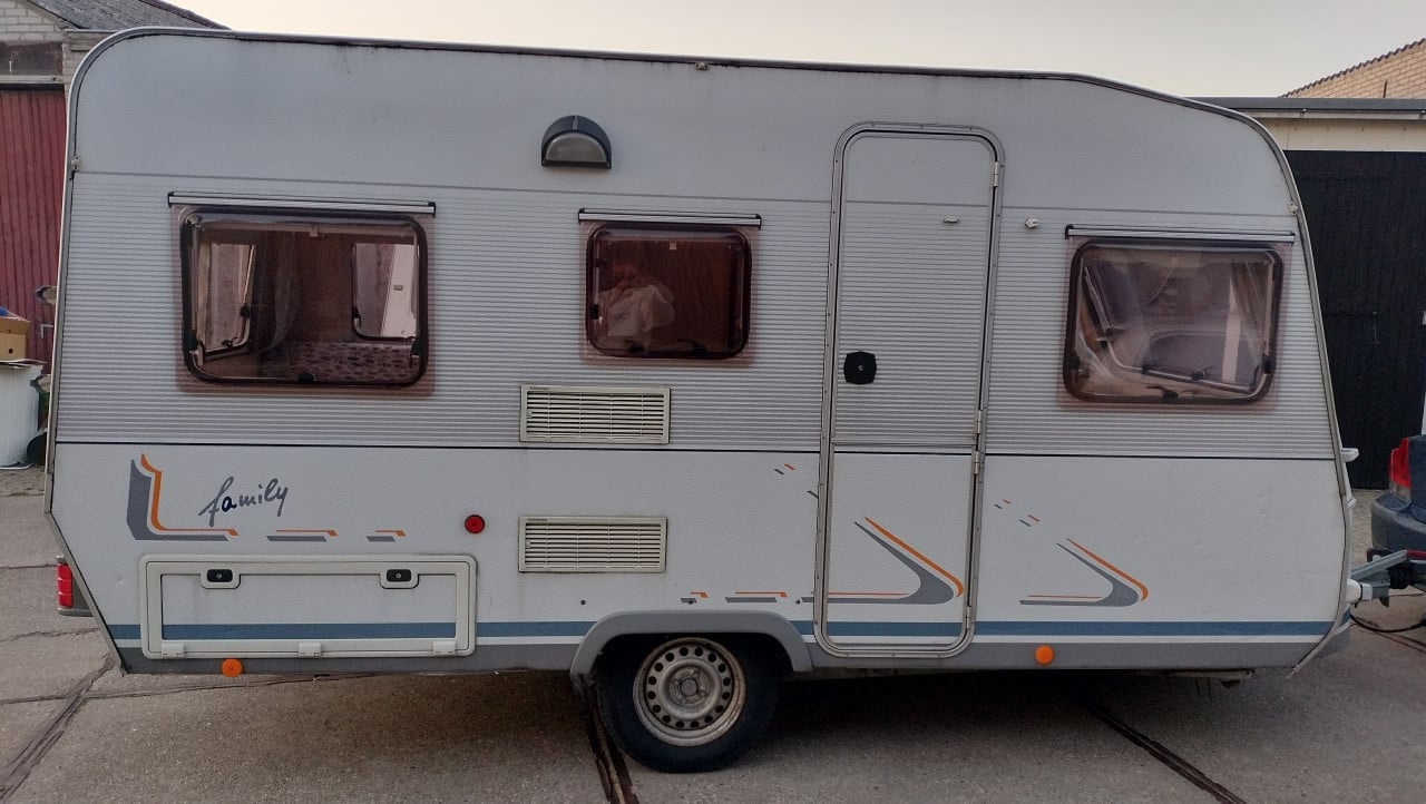 Dethleffs vierpersoons caravan met voortent