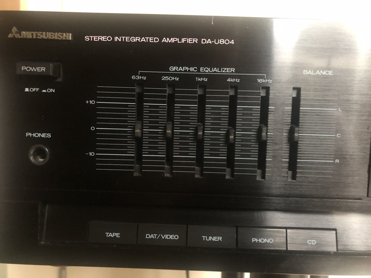 Mitsubishi versterker met equalizer DA-U804.