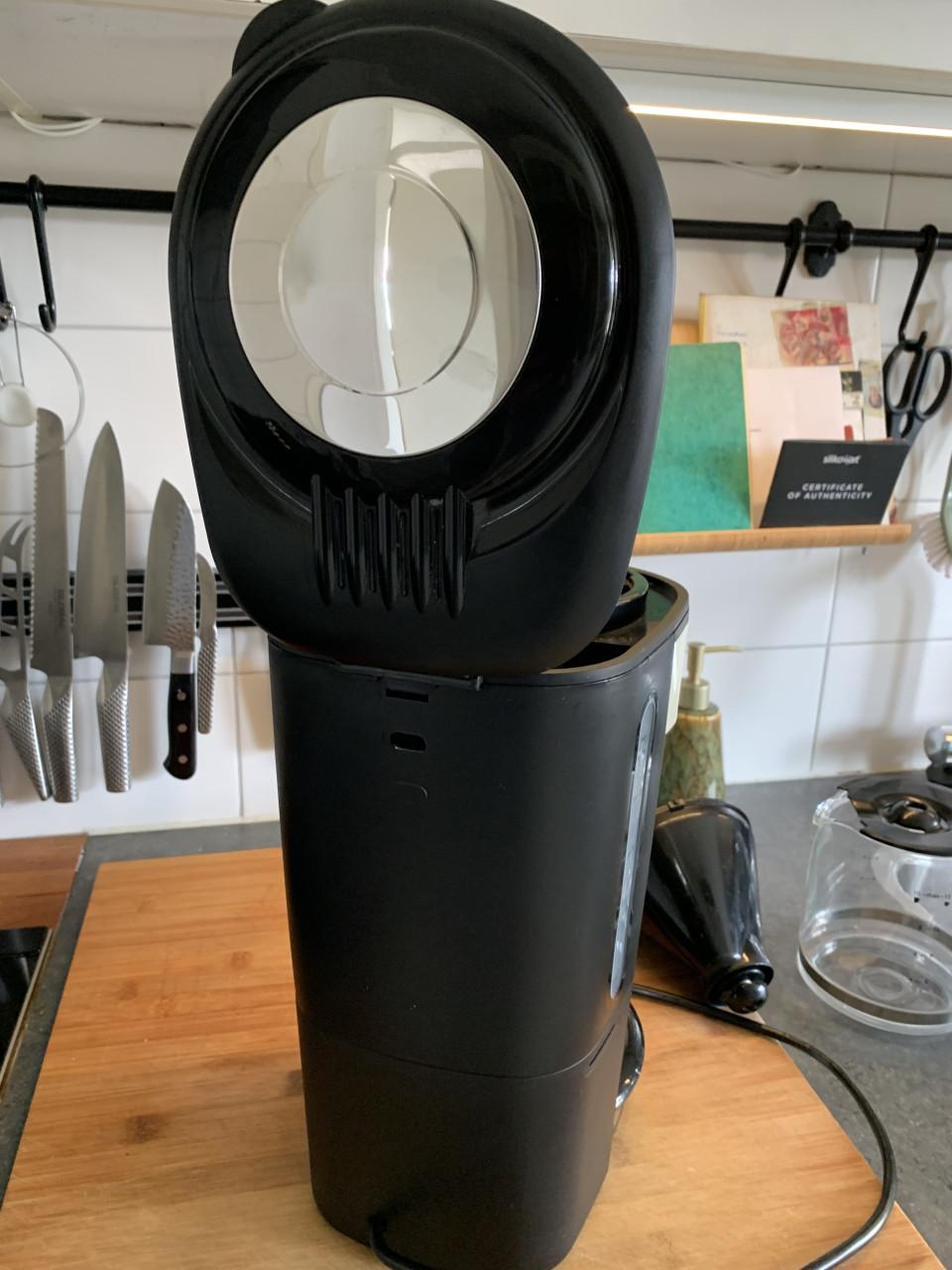 Een Russell Hobbs koffiezetapparaat in crème en zwart