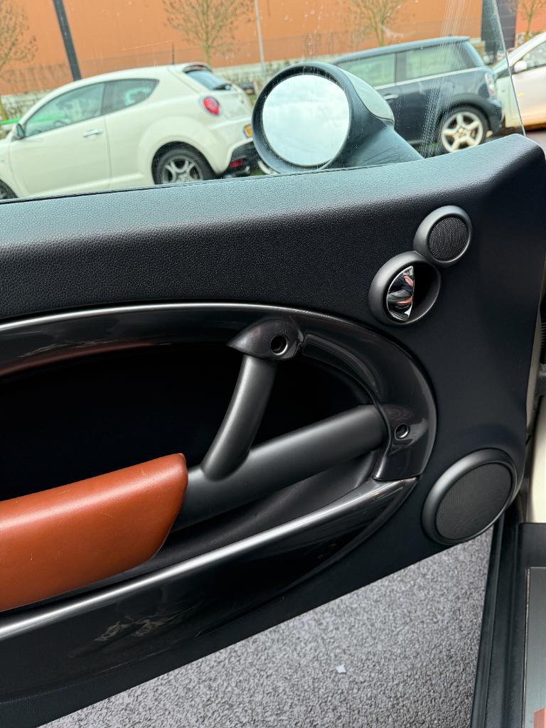 Mini Cooper Cabrio 1.6 - sidewalk