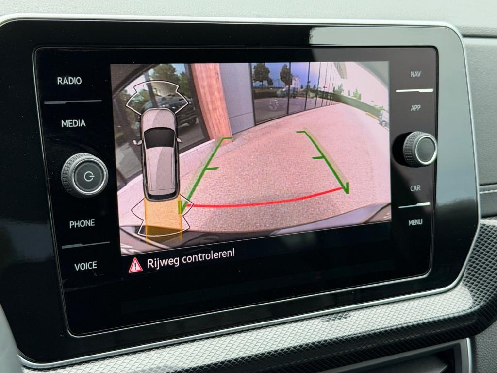 Volkswagen T-cross 1.5 tsi 150pk dsg r-line | camera | trekhaak | navi | iq