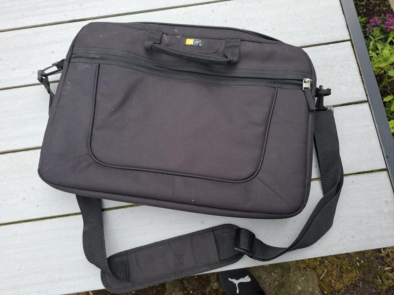 Koptelefoon, oplaadkabel en laptoptas