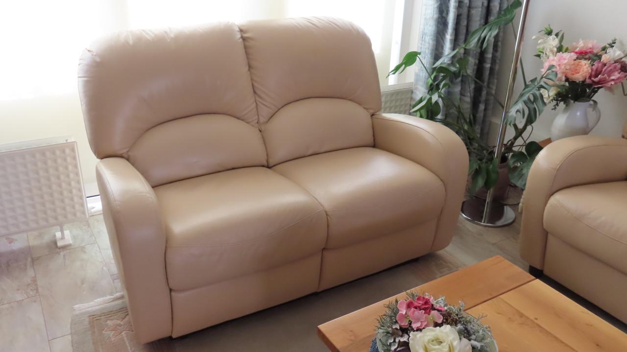 Twee Bankjes leer, waarvan èèn met relaxzit Koopje