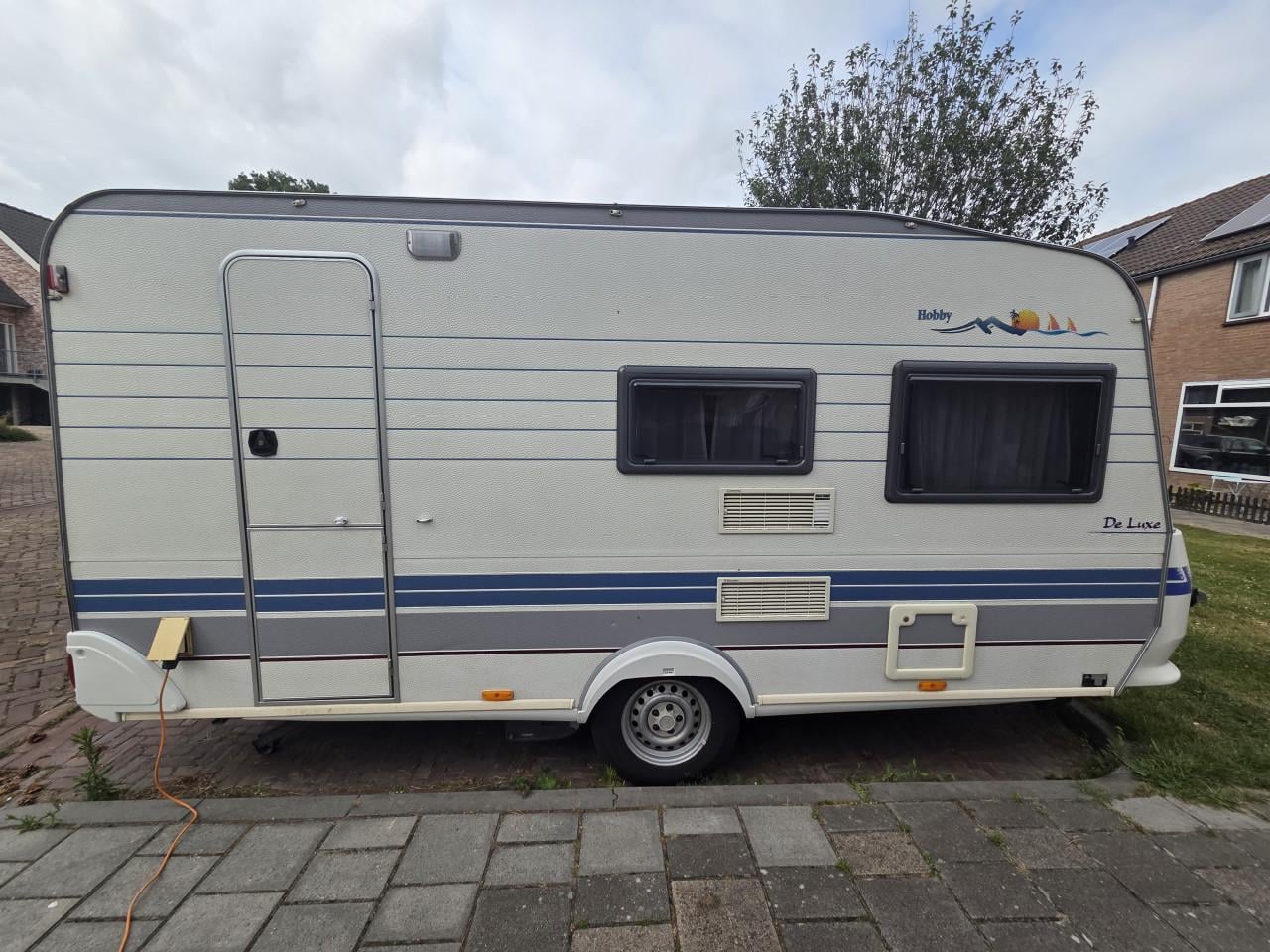 Hobby de luxe 440 met voortent en mover