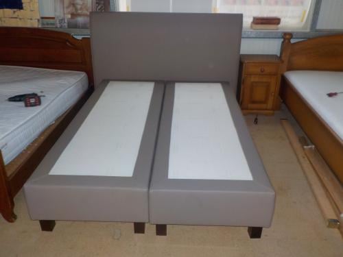 2 SWISS boxspring 70 x 200 cm in zeer goede staat Met hoofdboord
