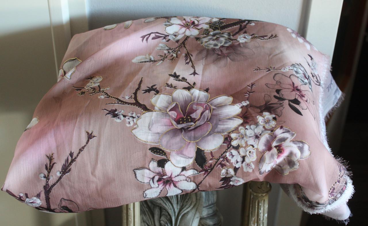 Grote lap  gladde stof  met mooie bloemen print