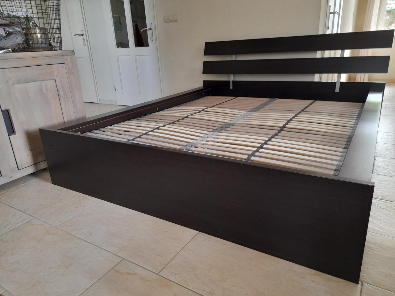 Prachtig 2 P. Bed 160 x 200 (in goede nette staat)  Kleur bruin/zwart