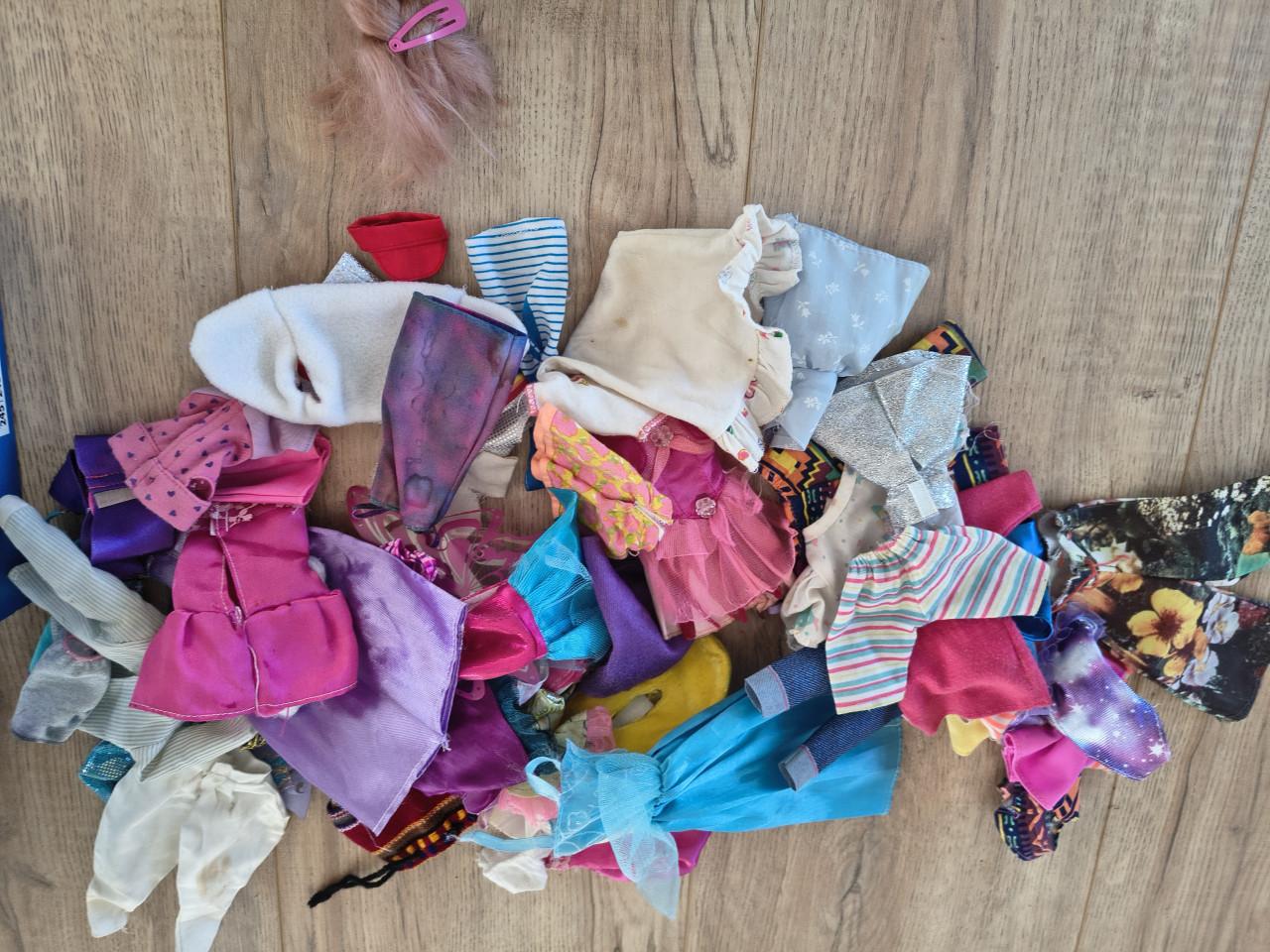 18 Barbies,  extra kleding en accessoires