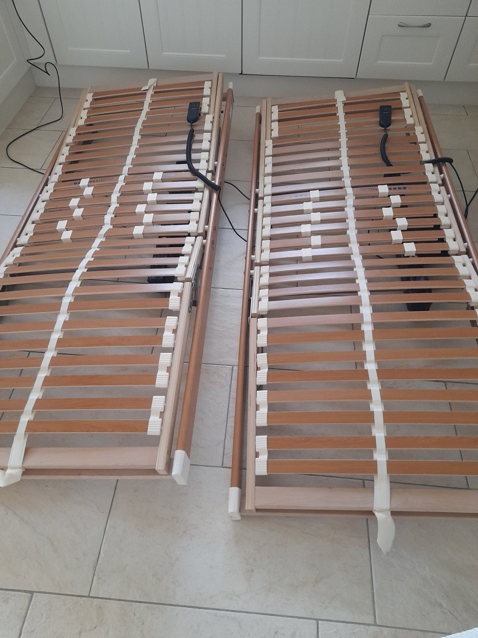 2 x Elektrisch verstelbare  lattenbodem 80 x 200 ( in goede staat )