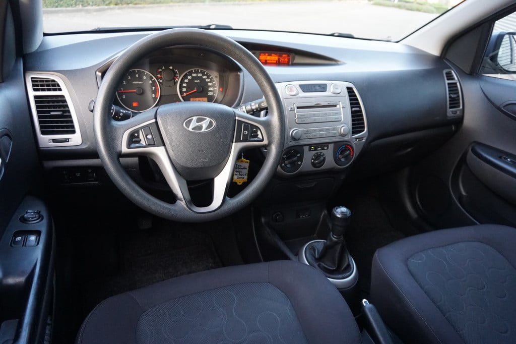 Hyundai I 20 1.2i dynamicversion airco / elektr. ramen / parkeers. / nap