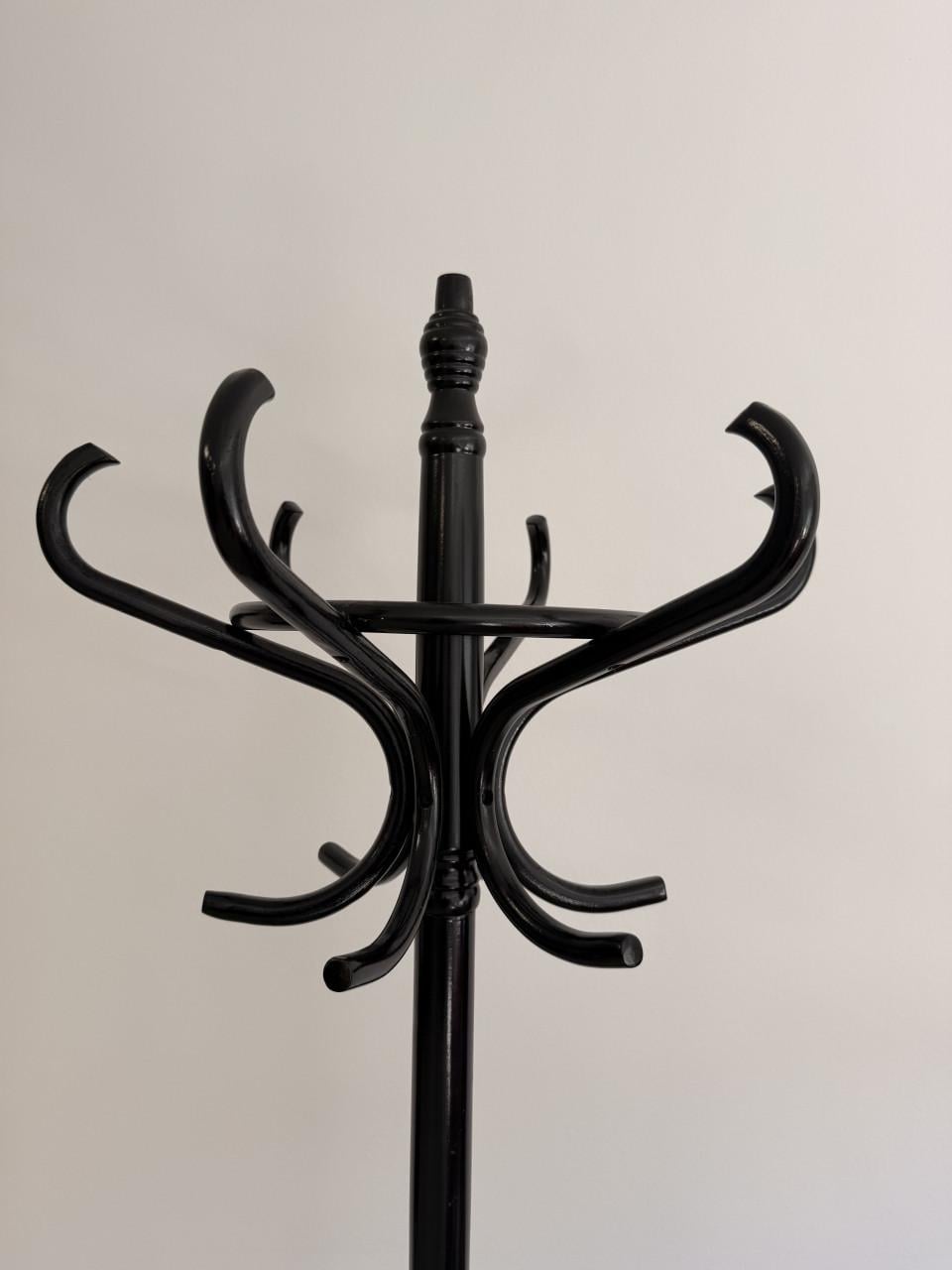 Zwarte staande houten kapstok