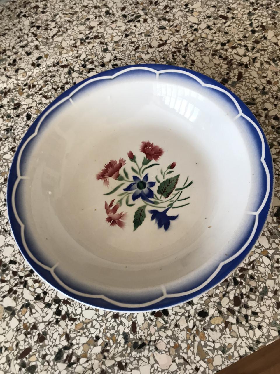 Franse schaal gesigneerd