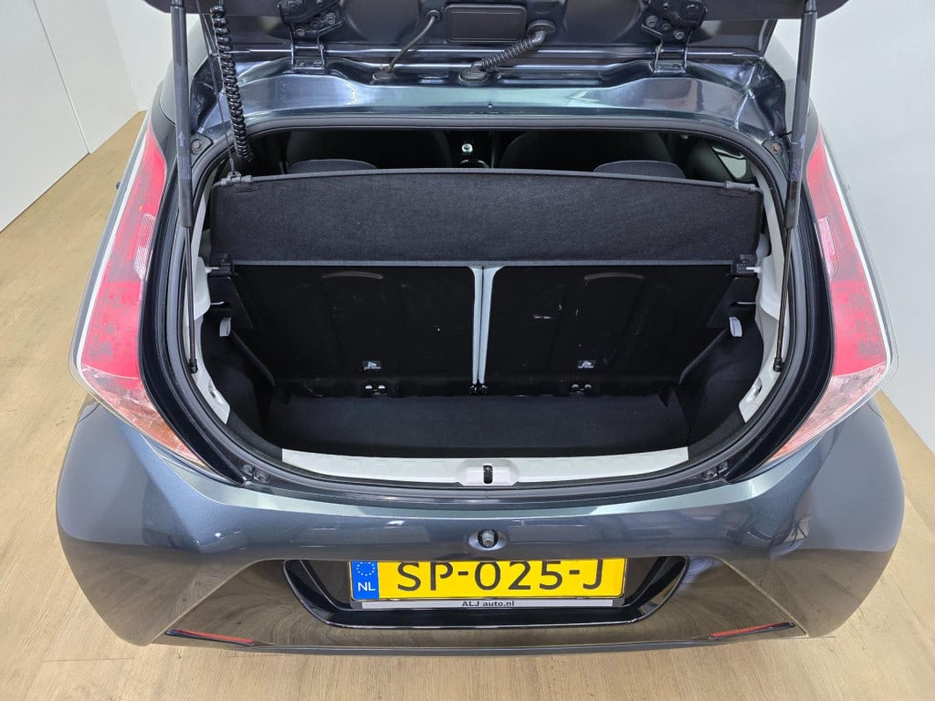 Toyota Aygo 1.0 vvt-i x-nav | parkeercamera | navi | cruisecontrol | blueto