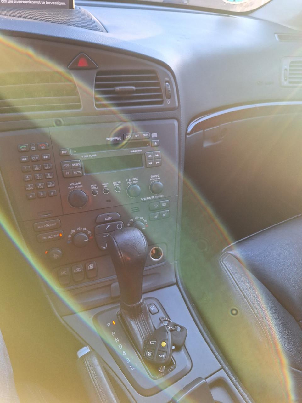 Donker grijze Volvo V70 te koop.