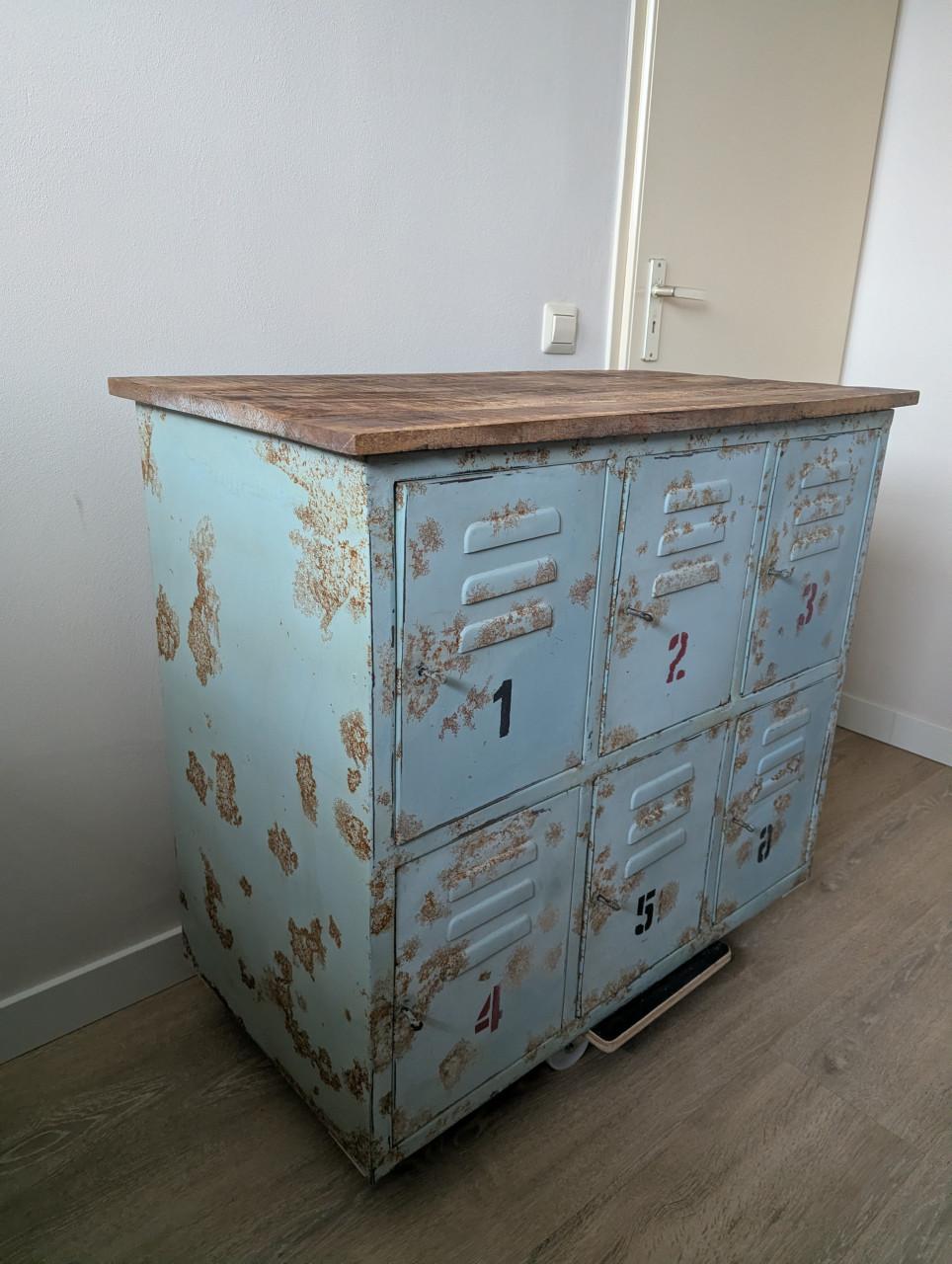 Industrieel locker kastje met houten blad