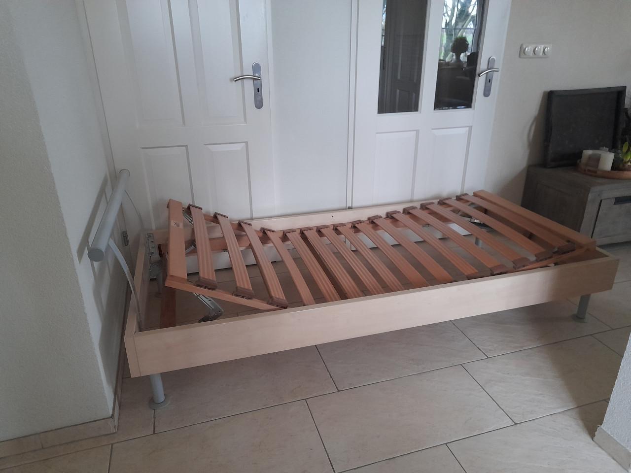 1 Persoons bed 90 x 200 met verstelbare lattenbodem (in goede nette staat )