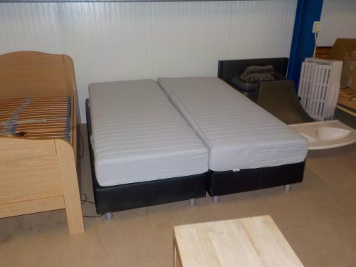 2 boxspringen + 2 matrassen in goede staat 80 x 200 cm 135 euro