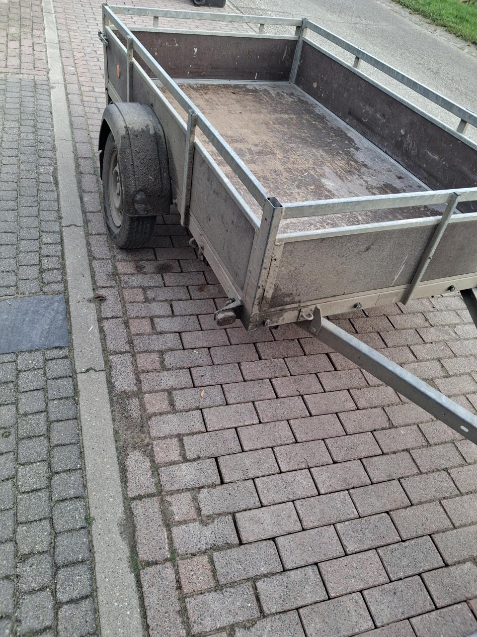 Aanhangwagen met loofrekken