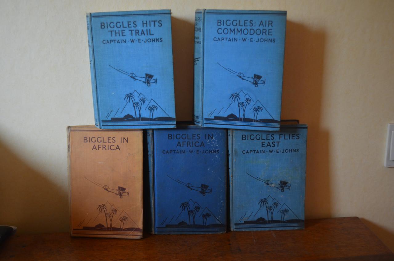 Diverse 'Pyramid' Biggles 80 - 90 jaar oud!