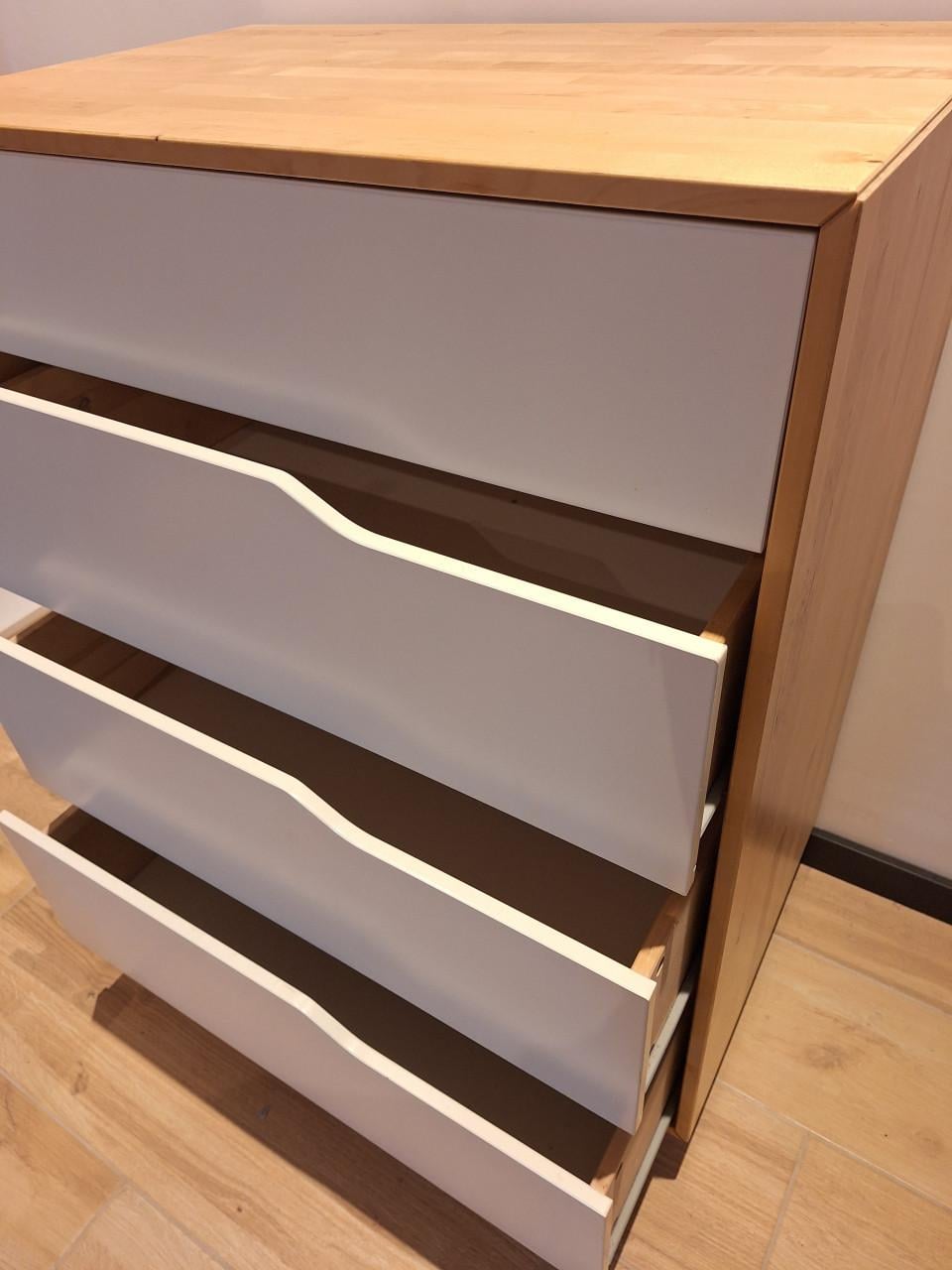 Ladenkast met hout en wit