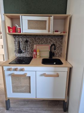 Houten keukentje (van Ikea maar zelf gepimpt) inclusief toebehoren.