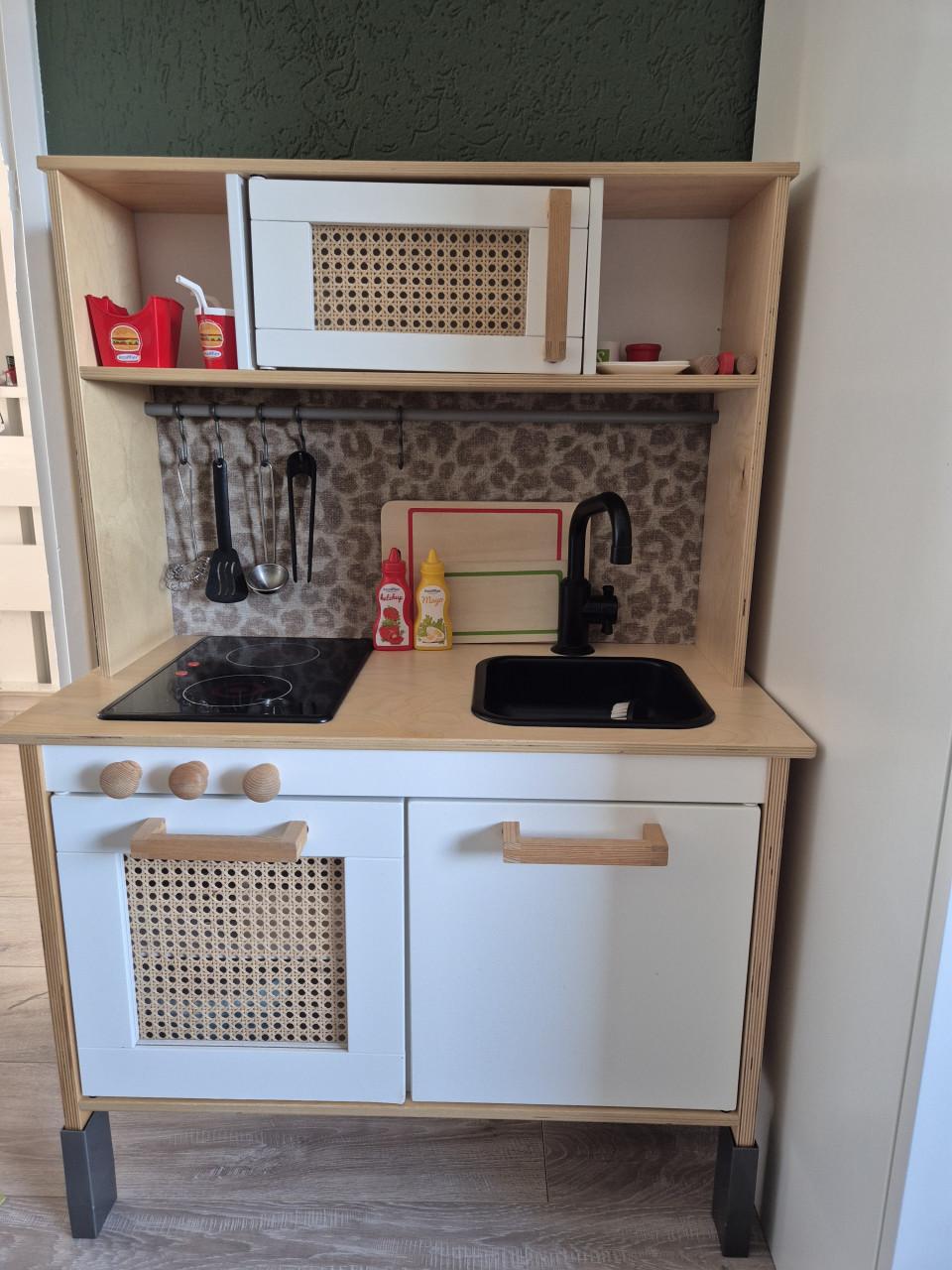 Houten keukentje (van Ikea maar zelf gepimpt) inclusief toebehoren.