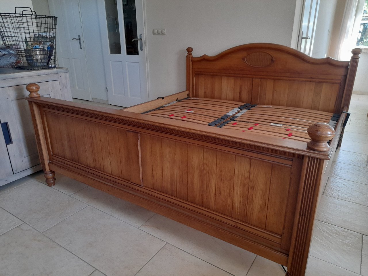 2 persoons bed met elektrisch verstelbare bodem 180 x 200 (in goede staat)