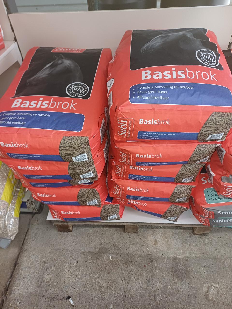 Groot assortiment paardenvoeders- en benodigdheden