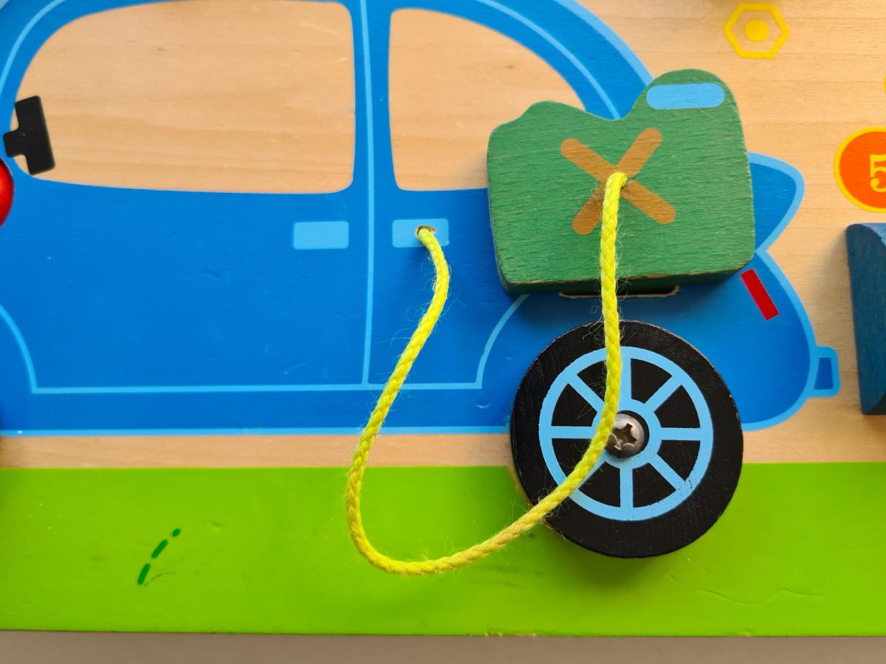 Primi Passi houten activiteitenbord in garage-thema